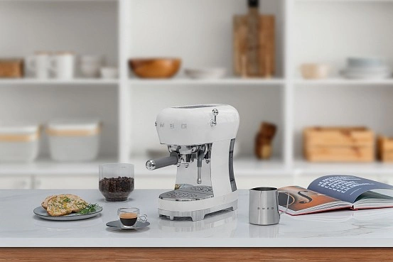 Кофемашина-эспрессо Smeg ECF02WHEU