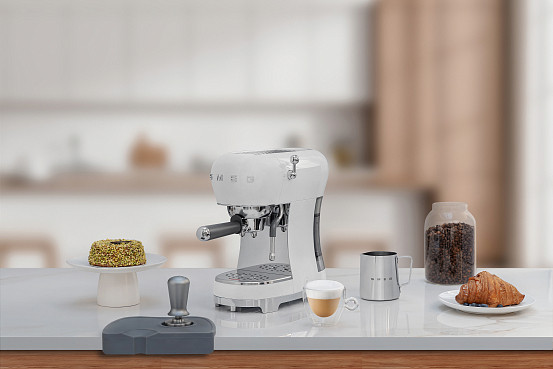 Кофемашина-эспрессо Smeg ECF02WHEU