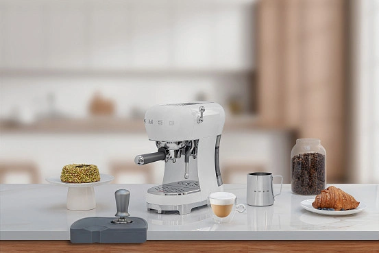 Кофемашина-эспрессо Smeg ECF02WHEU